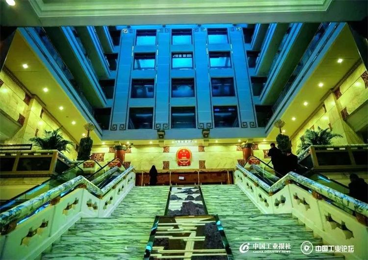 北京全國人大會議中心：華天成榮膺第十七屆中國工業論壇“廣東知名品牌”殊榮！