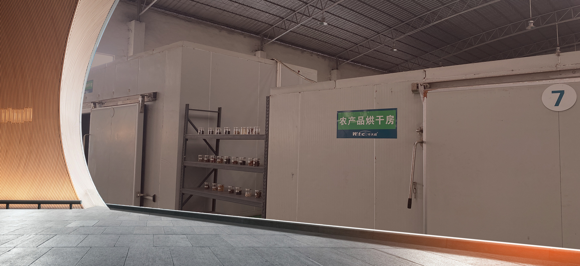 寒冬溫暖如春,寶寶也能光腳在地上玩耍