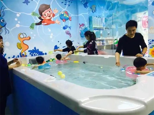 空氣能恒溫泳池系統(tǒng)讓幼兒洗浴更安全