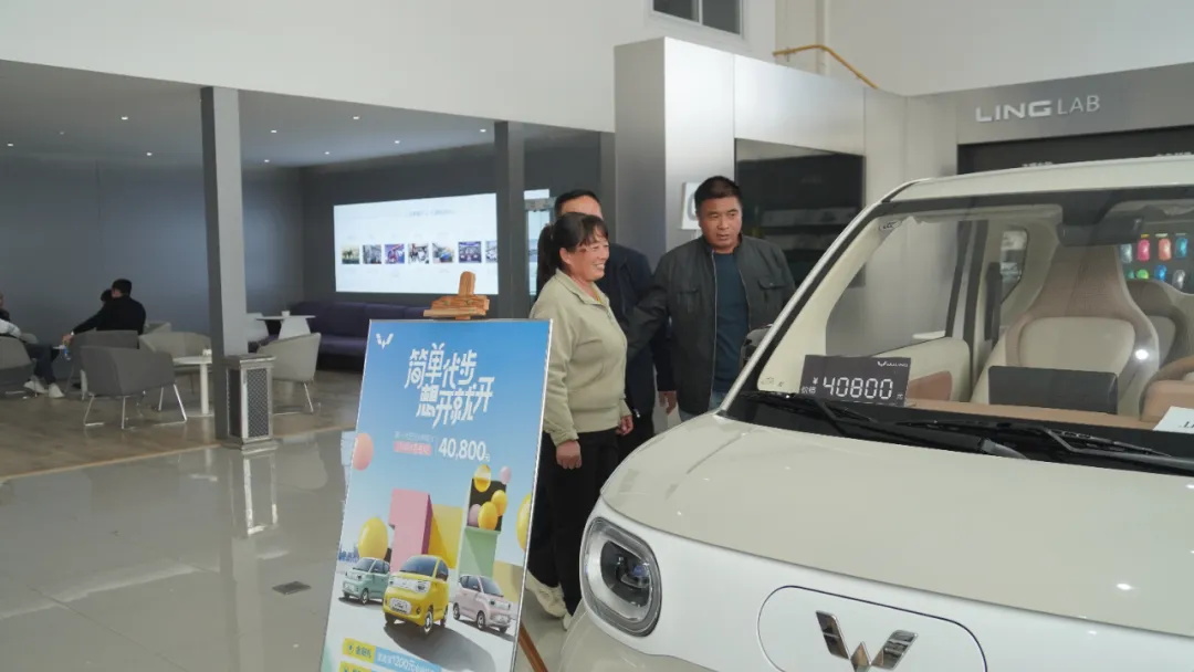 選擇華天成空氣能,易縣夫婦喜中五菱 mini 汽車,開啟綠色生活!